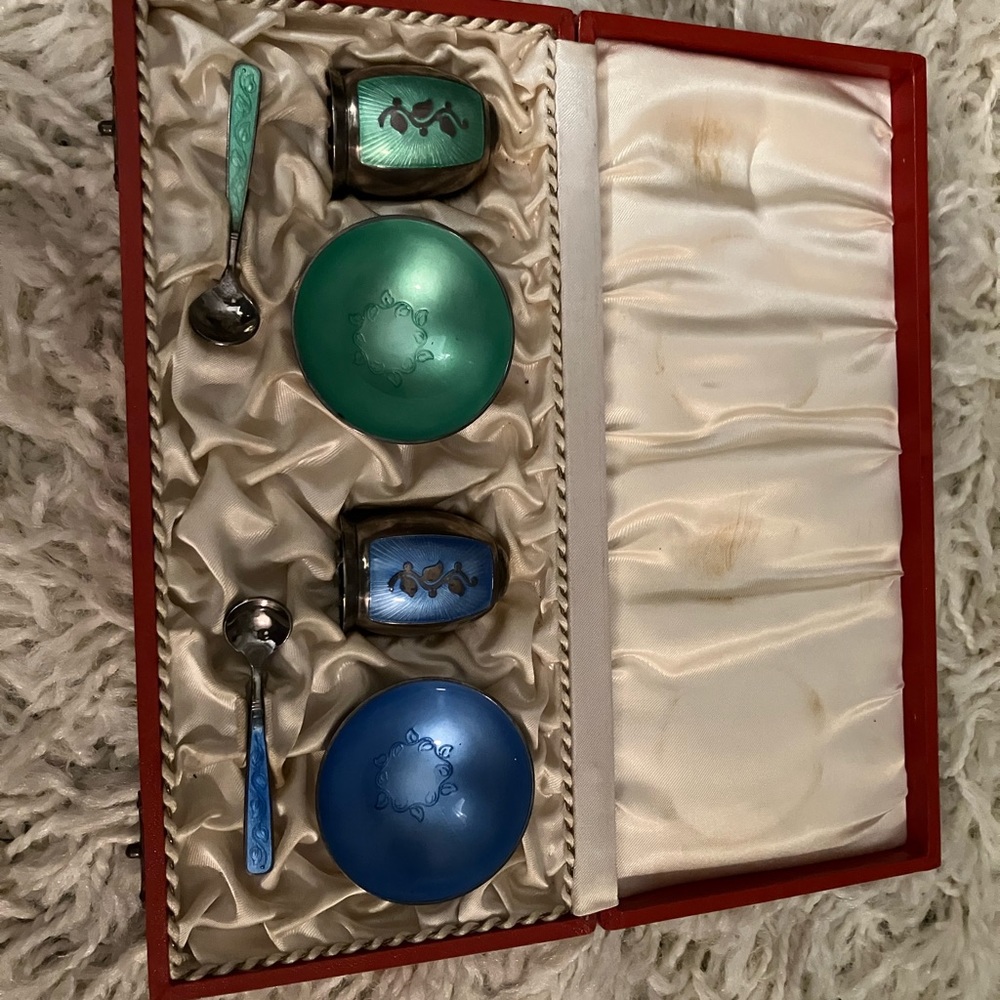 Salt and pepper set
